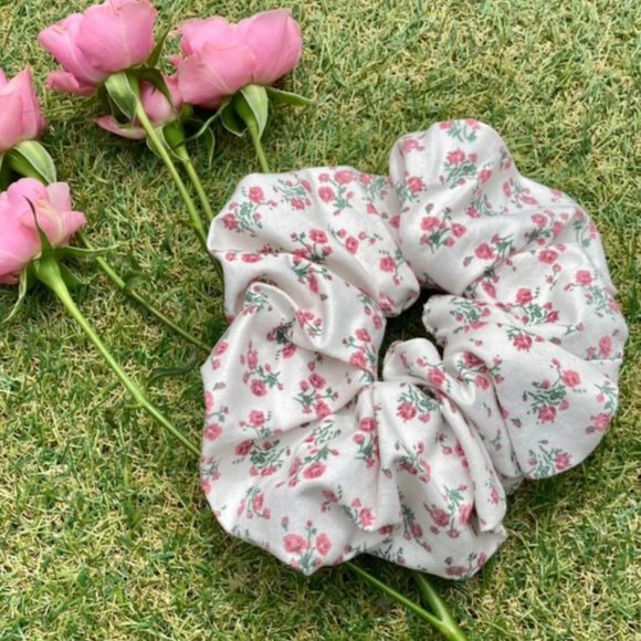 W♥C / Wego Japan large white floral scrunchie - Picture 3 of 5